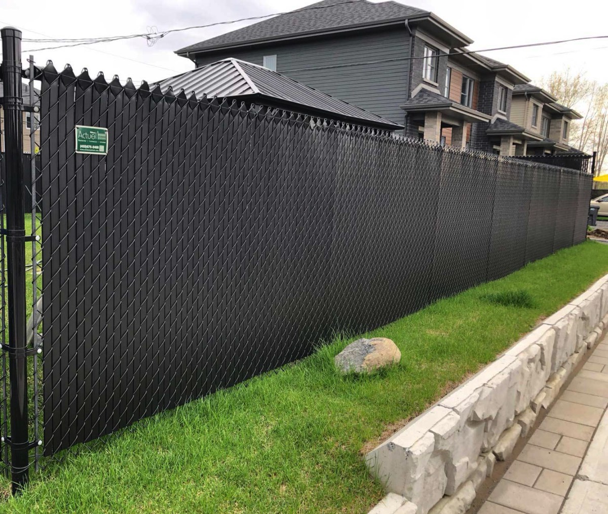 Mesh and slat fence