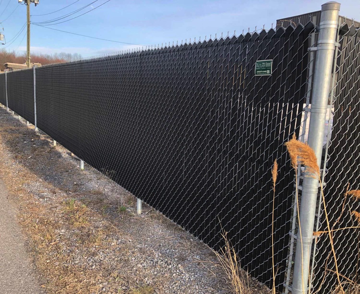 Mesh and slat fence