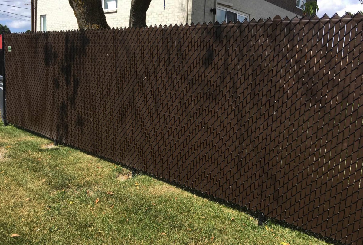 Mesh and slat fence